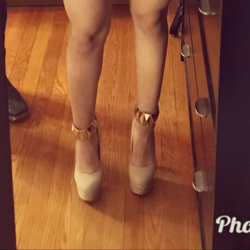 IG Lisa Alvarez autographed The famous nude heels